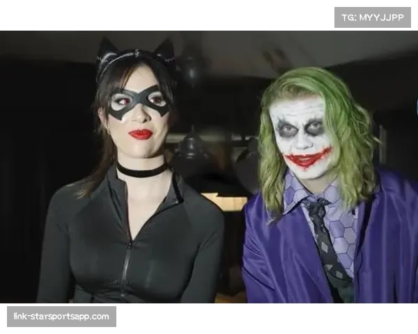 万圣节派对上演角色扮演,哈兰德与女友化妆秀创意十足